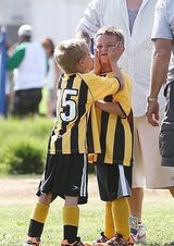 组图：布兰妮爱子阳光魅力 玩鬼脸与妹子齐卖萌