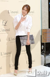 组图：张根硕少女时代等背靓包光鲜出席活动