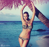 组图：抖奶超模性感比基尼照曝光 巨波呼之欲出