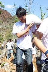 高清图：蓝雨及众星慰问贵州干旱区 被颁发爱心证书 　
