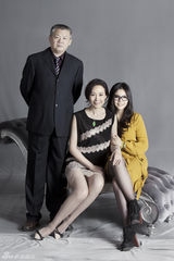 组图：胡军全家拍温情大片庆贺父母金婚