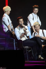 高清图：李敏镐北京曝私密档案 抛吻送拥抱