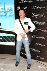 幻灯图：任达华收藏金银钻石打火机 被女儿强制戒烟