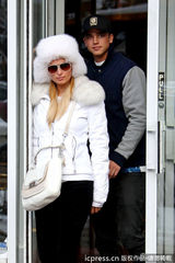 组图：希尔顿与小男友甜蜜吃午餐 戴皮草帽积极防寒