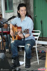 组图：蒋卓嘉嫩脸开唱吸粉丝 自曝拍MV尴尬