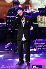 组图：韩国组合Vibe出道10周年举行纪念演出