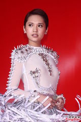 组图：杨丞琳穿华服亮相 尾椎伤势未复原