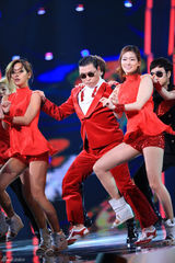 组图：鸟叔东方卫视春晚大跳疯狂骑马舞