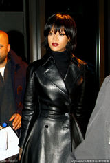 组图：蕾哈娜皮衣酷帅 短发造型红唇惹眼