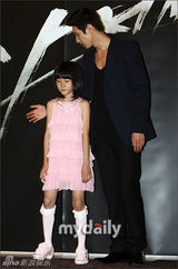 幻灯图：元彬新片《大叔》首映 为邻居少女挺身而出