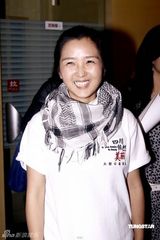 幻灯组图：何洁素颜录公益歌曲 皮肤黝黑显鬼马性格