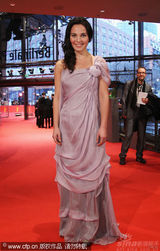 幻灯图集：电影《蜂蜜》首映 女主演Tuelin性感高贵