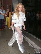 组图：Gaga爆炸头戴彩色小眼镜 手拿水晶棒搞怪