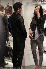 组图：姚晨捞金与冯绍峰热聊 哺乳期滴酒不沾