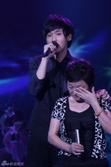 组图：李炜夺2010快男总冠军 刘心武艺分摘亚季军