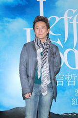 组图：张信哲结束红馆个唱 称健康快乐最重要