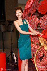 高清图：熊黛林露肩短裙出席活动 不担心家人催婚