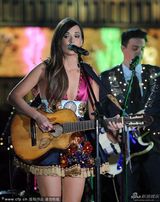 组图：Kacey获最佳乡村歌曲 超短裙深V献唱