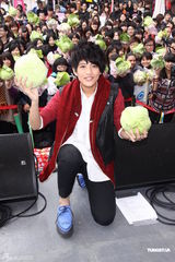 组图：曾静玟开专辑改版签名会 赠歌迷爱心高丽菜