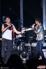 组图：陶喆个唱落泪忆亡父 与谢霆锋同台飙吉他