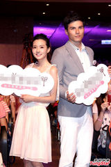 组图：凤小岳亮相产品代言 西装笔挺帅气有型