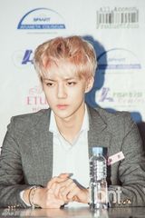 组图：EXO学院风亮相马尼拉记者会 SHINee时尚