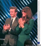 组图：凯特王妃怀孕后墨绿裙亮相 携手小贝上台颁奖