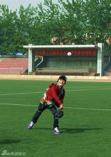 幻灯图：王啸坤为大学生棒垒球赛开球 欲组明星队