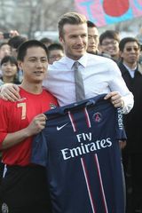 组图：贝克汉姆北京正装绿茵场飞奔 身姿矫健