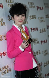 高清图：群星中歌榜后台亮相展示奖杯