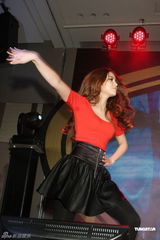 组图：昆凌劲歌热舞秀身材 结婚大事只等周董点头