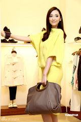 高清图：吴佩慈高腰酒瓶裙走秀 黄色套装妩媚明艳