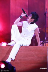 组图：曹格个唱力证与侧田兄弟情 刘德华低调助阵