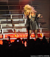 组图：黛米-洛瓦托洛杉矶开唱 挺胸豪唱勾魂四射