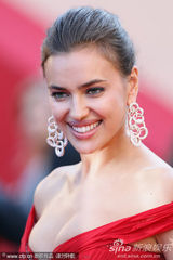 组图：C罗超模女友戛纳走秀展玉腿深沟