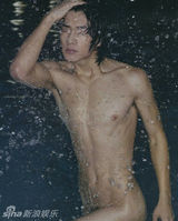 组图：模特张亮全裸旧照被揭 好爸爸大秀人鱼线