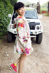 组图：吴莫愁户外大片曝光 夏日写真清新宜人