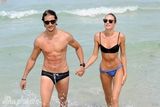 组图：超模坎蒂丝-斯瓦内普尔与男友海滩度假