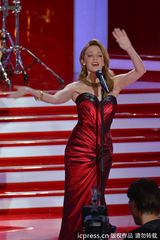 组图：凯莉-米洛献唱慈善晚宴 低胸红裙妖娆万分