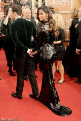 组图：马修-麦康纳墨绿西装走红毯 与粉丝互动