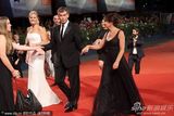 组图：老牌007布鲁斯南帅气现身威尼斯美女环绕