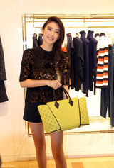 组图：张雨绮超短裤秀玉腿 麻花辫时尚青春