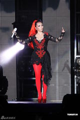 组图：阿妹身著爆乳装开唱 歌迷现场点唱饱耳福