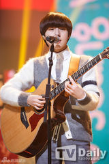 组图：SHINee打榜夺冠画花脸 朴志胤AOA性感　