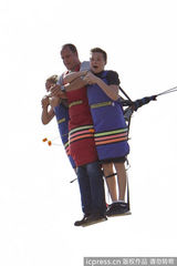 组图：贝嫂吊带装携三子玩耍 大儿子变空中飞人