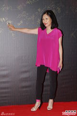 组图：设计师展出梅艳芳演出服 何韵诗做小助理