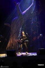 高清组图：陈奕迅香港开唱 靠唱功长裤T恤也疯狂