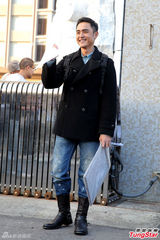 组图：明道退役心情大好 粉丝门口热烈迎接