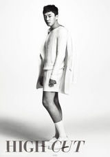 组图：刘亚仁拍黑白写真 感性爆发演绎钢琴家