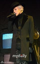 组图：G-dragon获音乐节目冠军 宣美撅臀辣舞